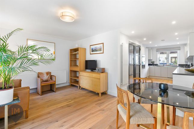 3 bed property, in Parkland Gardens, £1,050,000