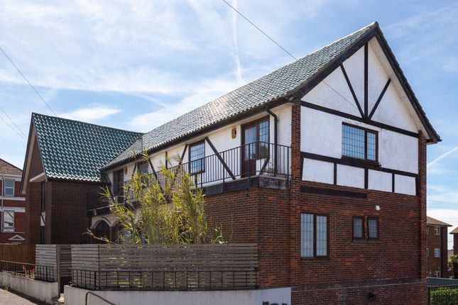 5 bed property, in Upper Park Place, £700,000