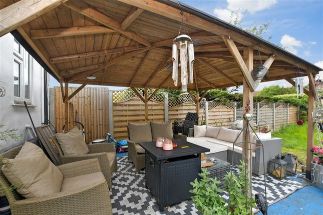 2 bed property, in Thorntons Farm Avenue, £425,000