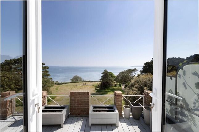 1 bed property, in Flat 12 Grand Marine Court, £250,000