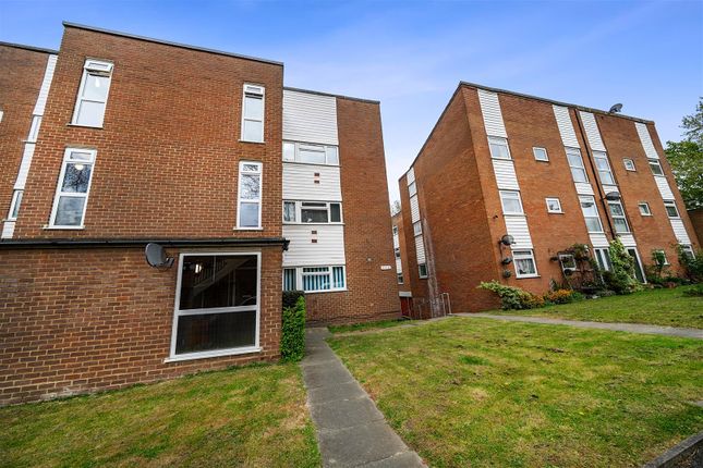 1 bed property, in Kempton Close, £135,000