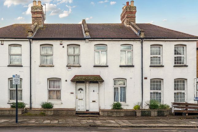2 bed property, in Burnt Oak Broadway, £375,000