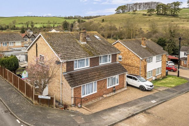 3 bed property, in The Close, £315,000