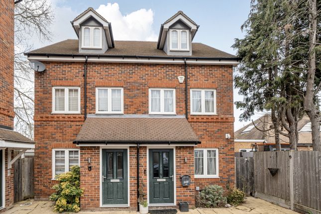 3 bed property, in Connaught Close, £550,000