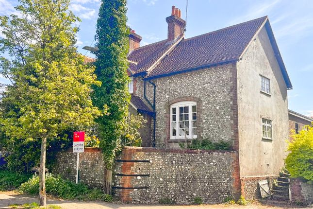 3 bed property, in Petersfield Road, £525,000