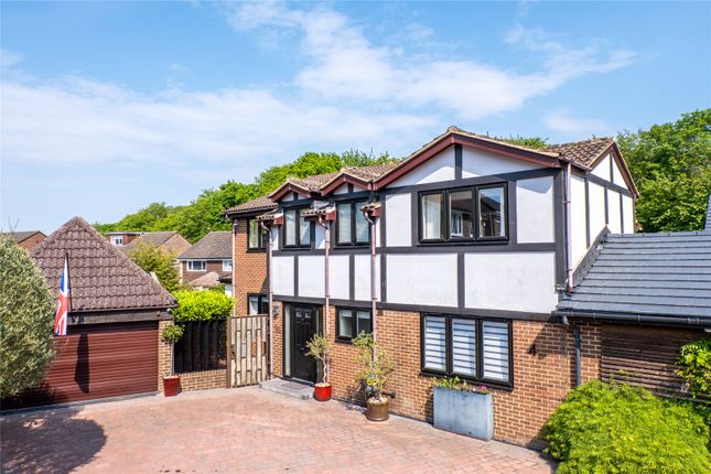 4 bed property, in Lavenda Close, £775,000