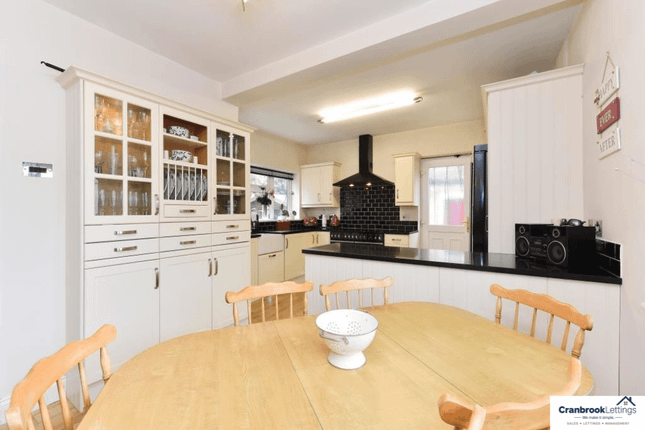 3 bed property, in Norton Road RM10, £550,000