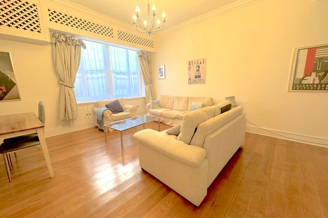 2 bed property, in Queens Gate, £775,000