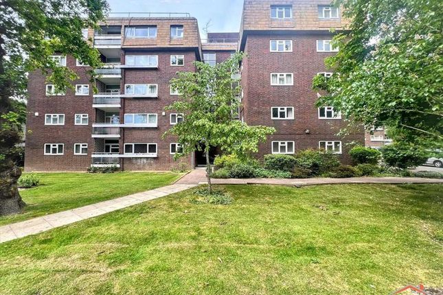 3 bed property, in Lodge Close, £410,000