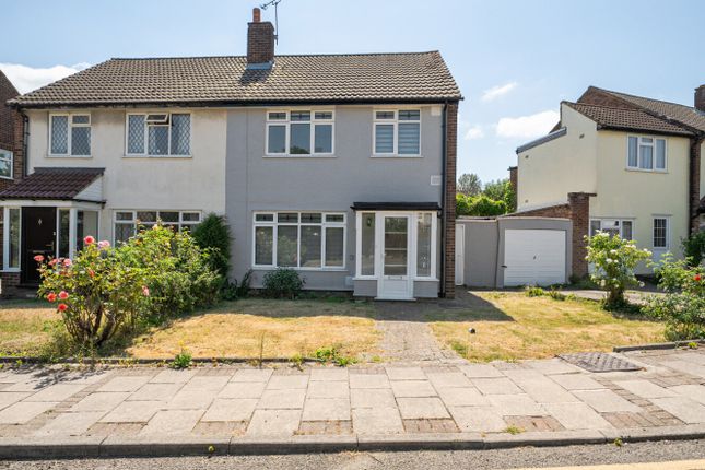3 bed property, in Waverley Close, £600,000