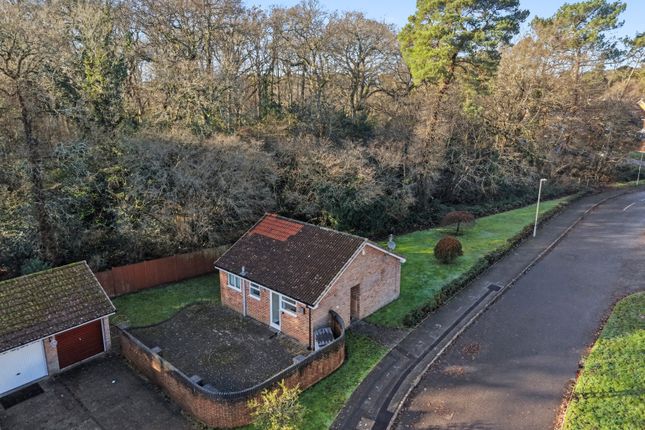 2 bed property, in Grebe Close, £310,000