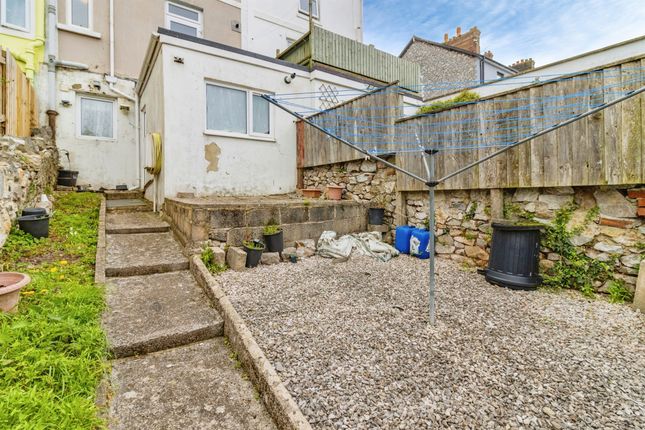 1 bed property, in Woodville Road, £90,000