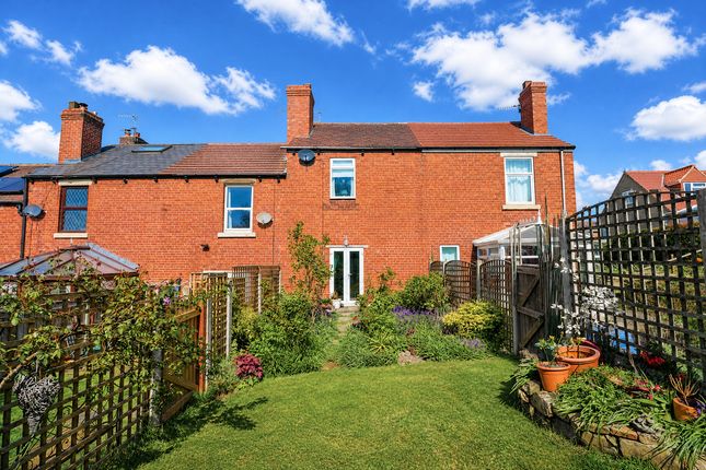 2 bed property, in Mill Hill, £175,000