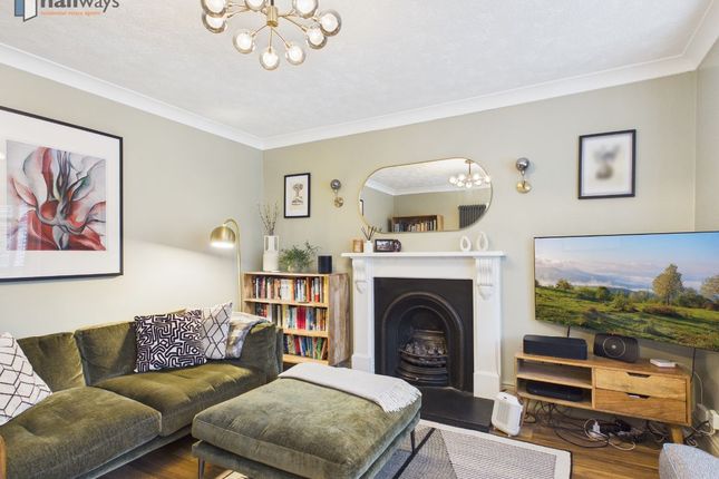 4 bed property, in Woodlands Grove, £600,000