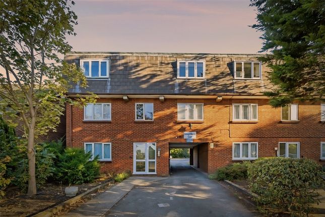 1 bed property, in Woolwich Road, £195,000