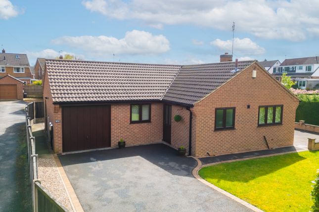 2 bed property, in Brookfield Close, £260,000