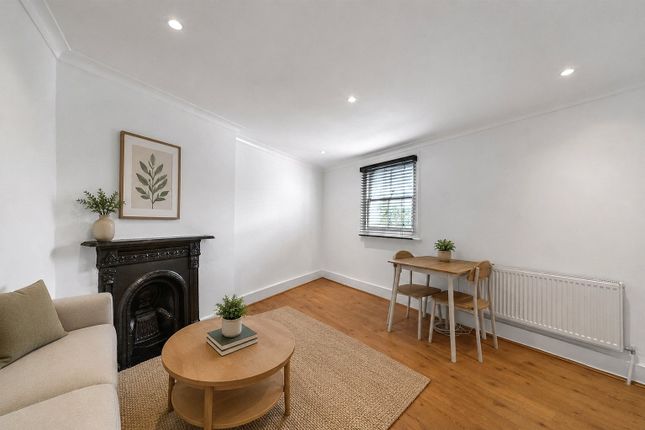1 bed property, in Northwold Road, £375,000