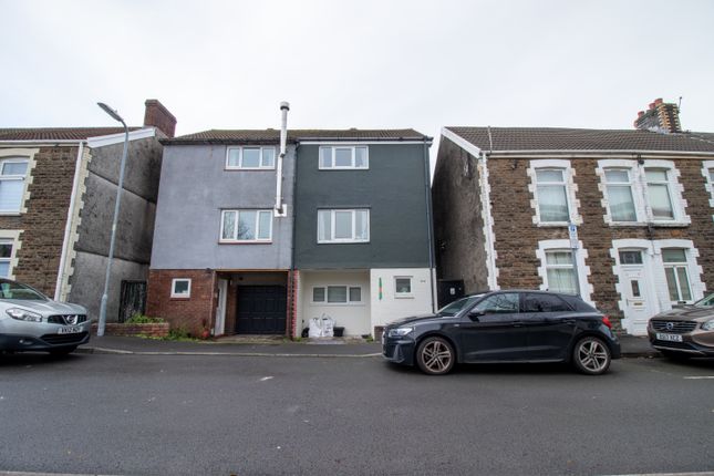 4 bed property, in Farm Road, £135,000