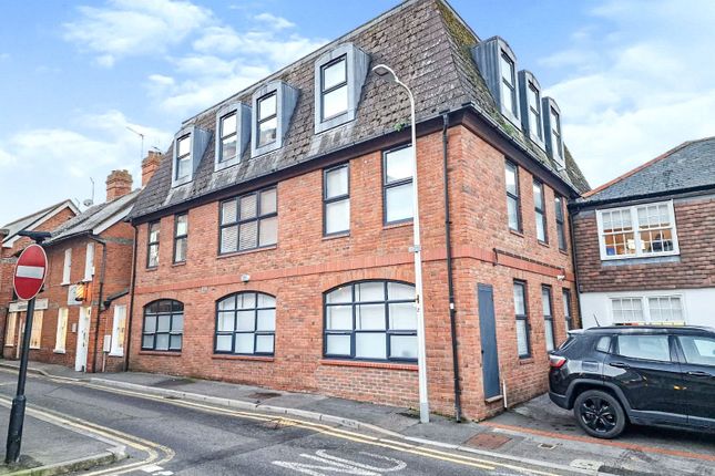 2 bed property, in Park Street, £240,000