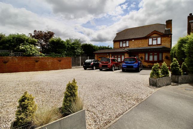 4 bed property, in Cutshill Close, £450,000