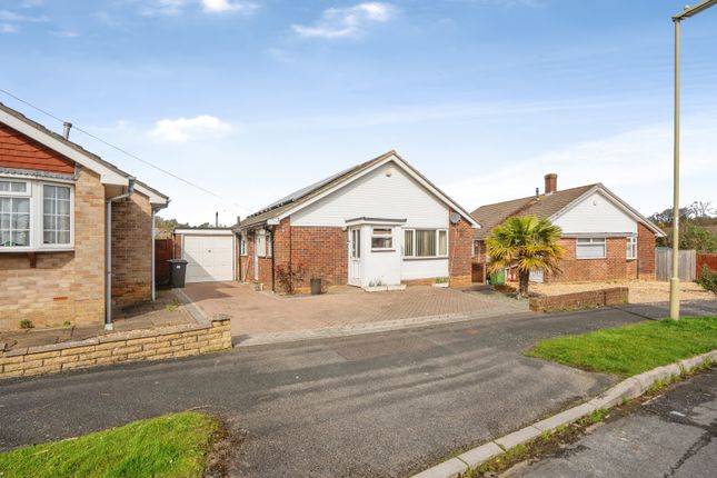 2 bed property, in Mapletree Avenue, £300,000