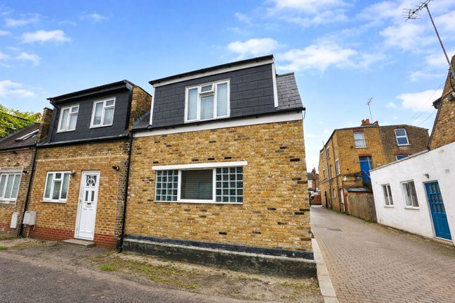 2 bed property, in Burleigh Walk, £400,000