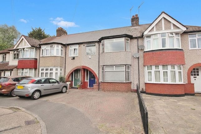 3 bed property, in Alton Close, £575,000