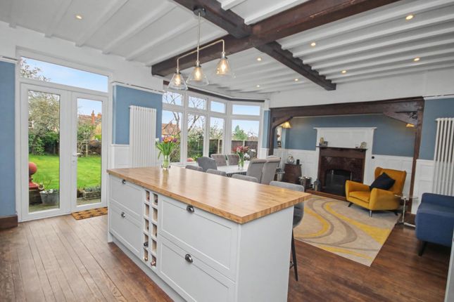 5 bed property, in Woodland Avenue, £735,000
