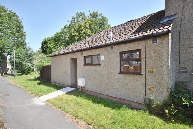 2 bed property, in Fontmell Court, £250,000