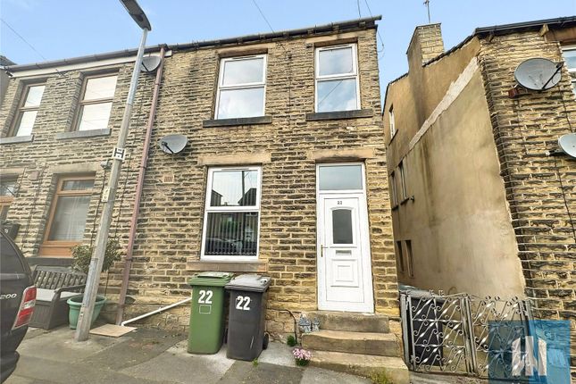 2 bed property, in South Street, £120,000