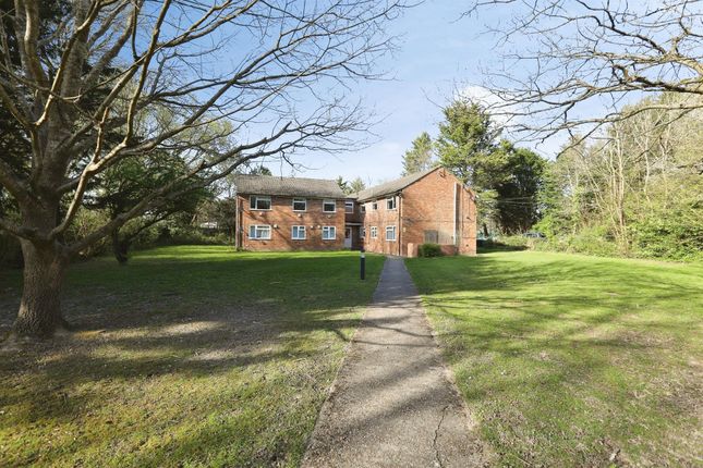 2 bed property, in Green Lane, £200,000