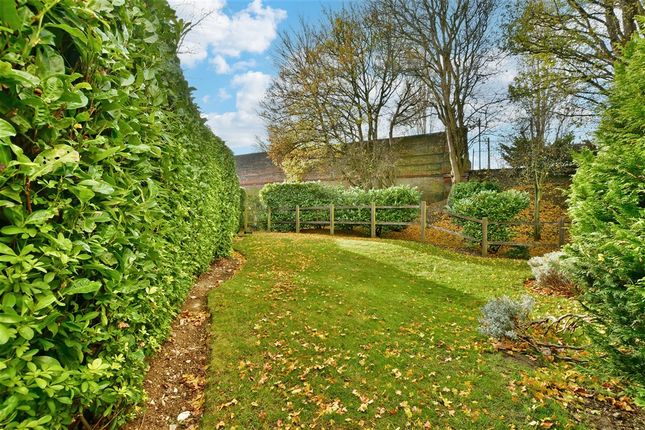 1 bed property, in Buffers Lane, £200,000
