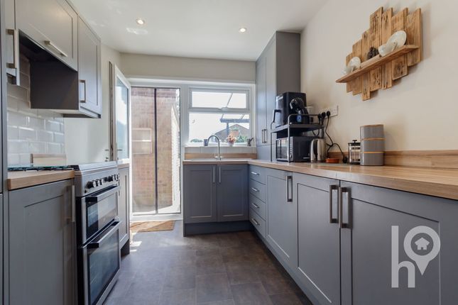 2 bed property, in Lowfield Road, £240,000