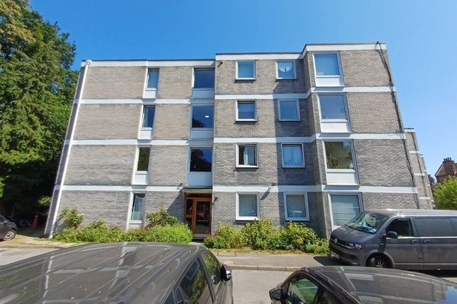 2 bed property, in Queens Ride, £120,000