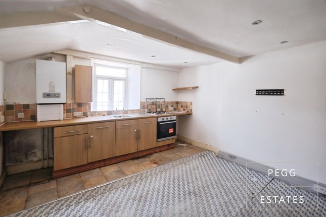 2 bed property, in Park Lane Steps, £90,000