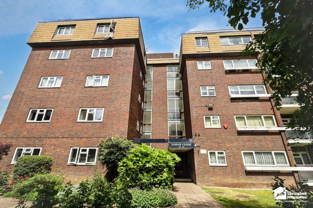 3 bed property, in Lodge Close, £415,000