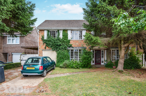 4 bed property, in Blenheim Close, £675,000