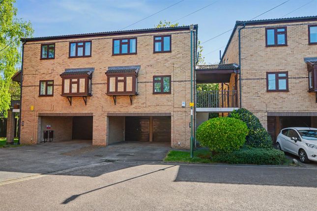 2 bed property, in Lenton Manor, £165,000