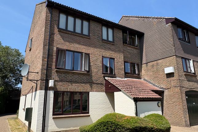 2 bed property, in Connaught Gardens, £215,000