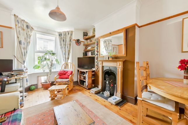 2 bed property, in Green Lane, £725,000