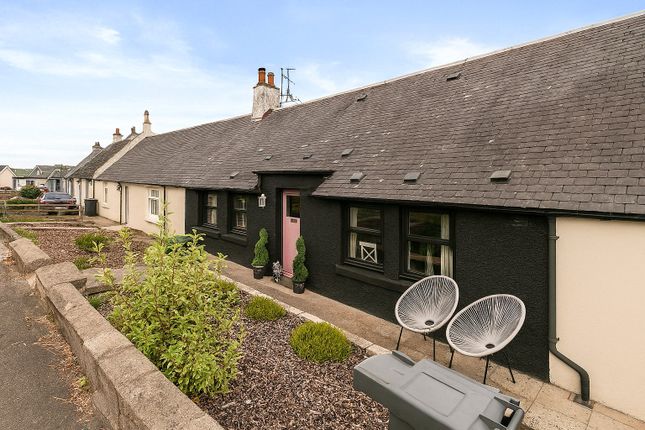 2 bed property, in Sornhill Row, £150,000