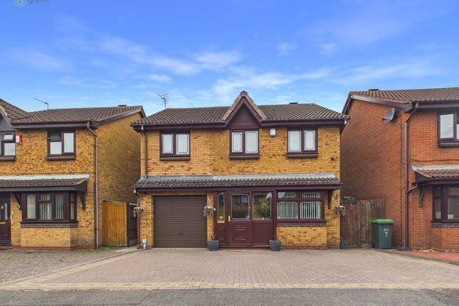 5 bed property, in Dovecote Close, £450,000