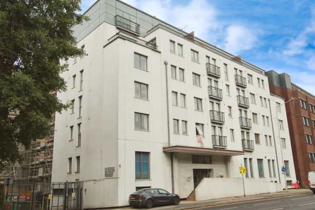 2 bed property, in Queens Road, £200,000
