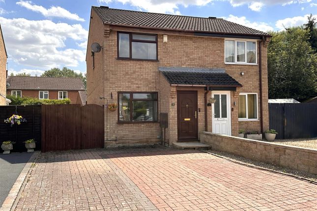 2 bed property, in Blackthorne Close, £170,000
