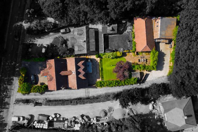 5 bed property, in Turners Hill Road, £995,000