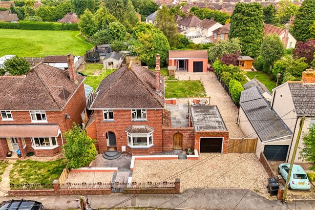 3 bed property, in Crimchard, £450,000