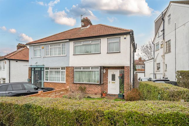 3 bed property, in Riverdene, £550,000