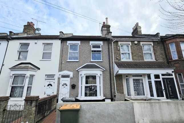 2 bed property, in Cromwell Road, £450,000