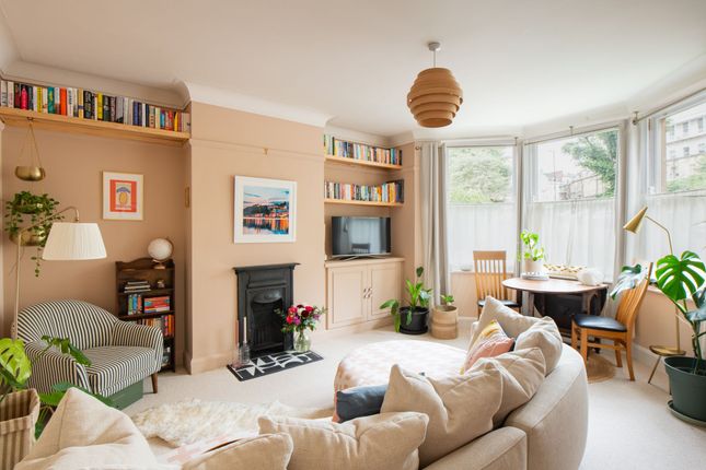 2 bed property, in York Gardens, £435,000