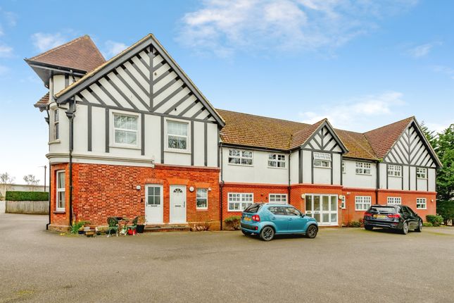 1 bed property, in Dunraven Avenue, £180,000
